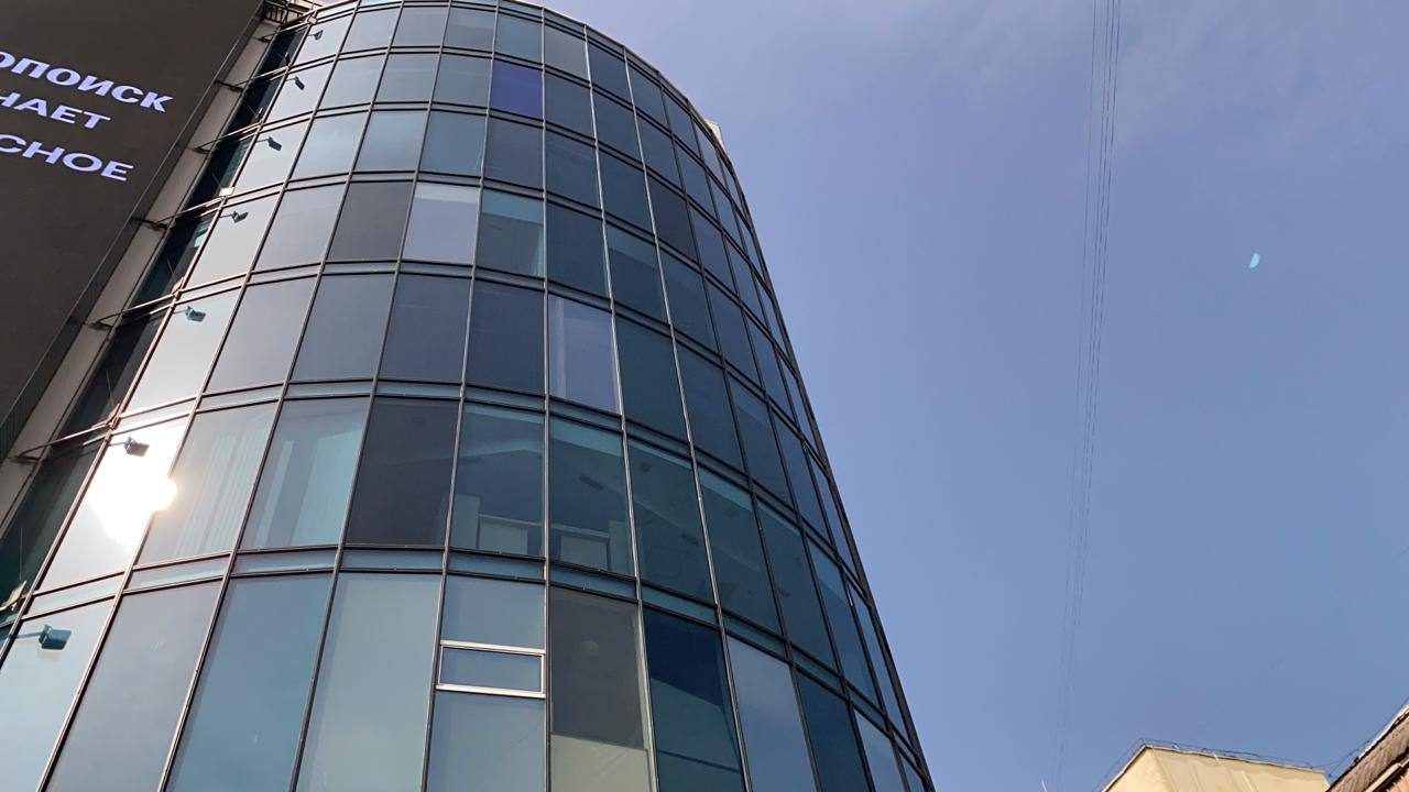 БЦ Teniz Tower — зеркальный фасад — до