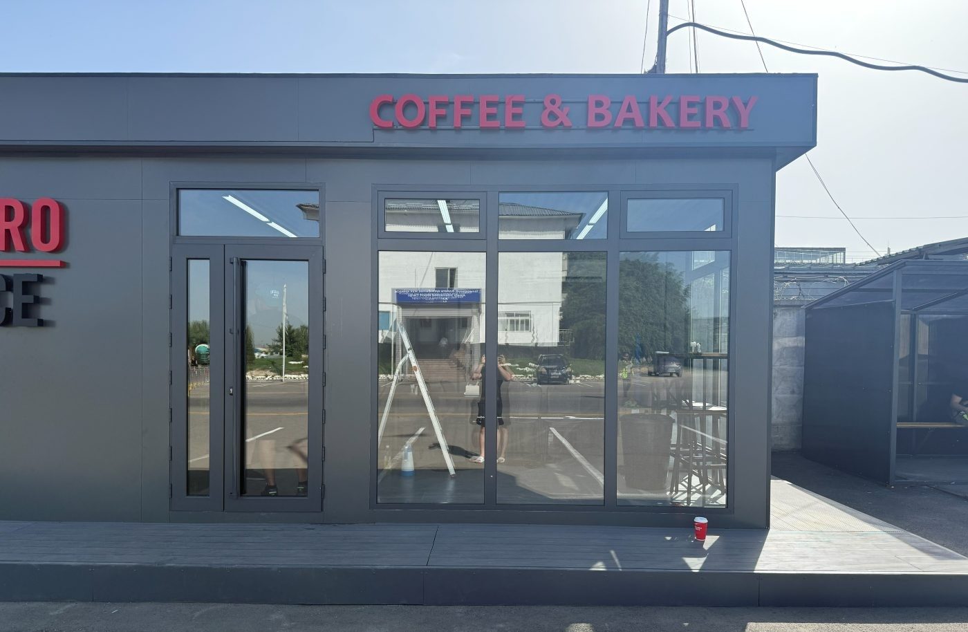 ДО — Coffee & Bakery, витрина