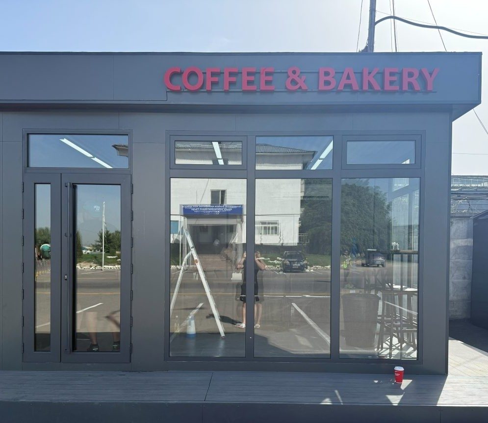 Coffee & Bakery — зеркальная витрина — до